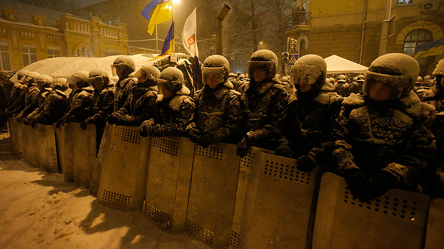 שוטרים בכיכר המושלגת בקייב (צילום: AP) (צילום: AP)