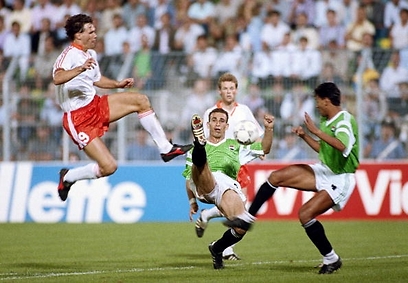 ואן באסטן וחוסאם חסן ב-1990. הולנד השיגה רק 1:1 מול מצרים (צילום: גטי אימג'ס) (צילום: גטי אימג'ס)