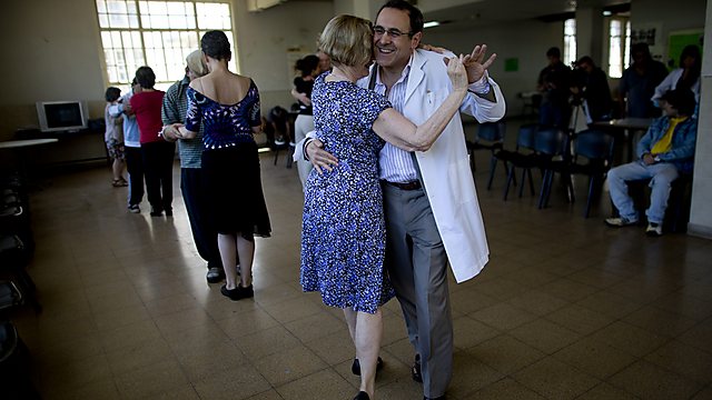 ד"ר ג'ילרמו הוניג רוקד עם כריסטין איידו מצרפת              (צילום: AP) (צילום: AP)