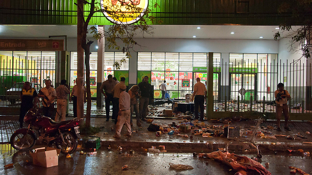 הרס במרכול סן מיגל דה טוקומן, הלילה (צילום: AP) (צילום: AP)