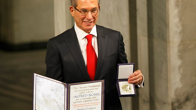 אוזמצ'ו עם פרס הנובל (צילום: AP) (צילום: AP)