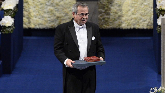 פרופ' ורשל מקבל את הפרס (צילום: AFP) (צילום: AFP)