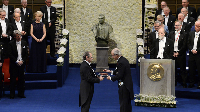 פרופ' לוויט מקבל את הפרס (צילום: AFP) (צילום: AFP)