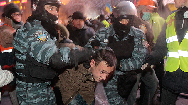 מפגינים רבים נעצרו בקייב (צילום: AP) (צילום: AP)