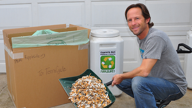 פעיל אוסף בדלי סיגריות (צילום: טרהסייקל) (צילום: טרהסייקל)