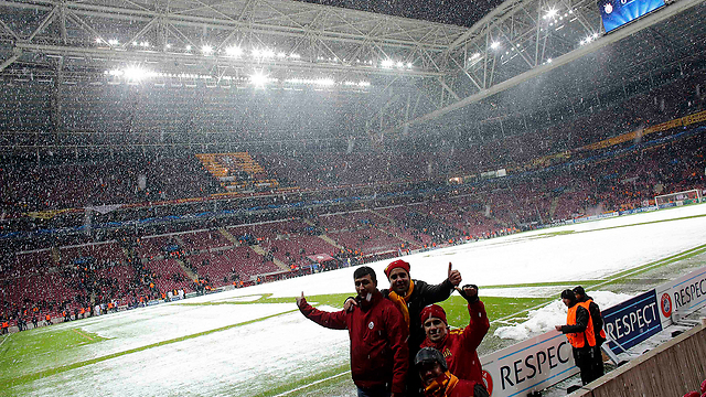 מגרש הכדורגל באיסטנבול מלא בשלג, גם אחרי עבודת המפלסות (צילום: רויטרס) (צילום: רויטרס)
