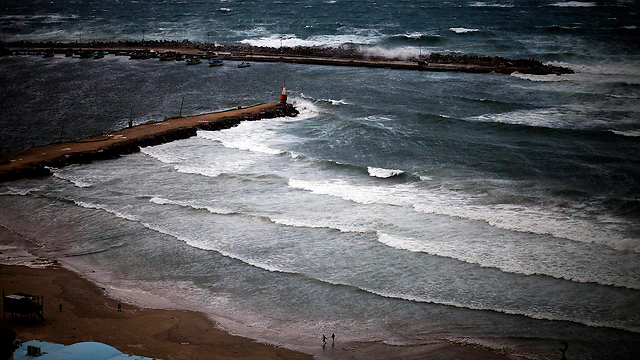 סערה בחוף הים של עזה (צילום: AP) (צילום: AP)