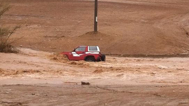 "מגדיר מחדש בדיקת מים". הצפה בכביש 31 (צילום: באדיבות אגף התנועה) (צילום: באדיבות אגף התנועה)