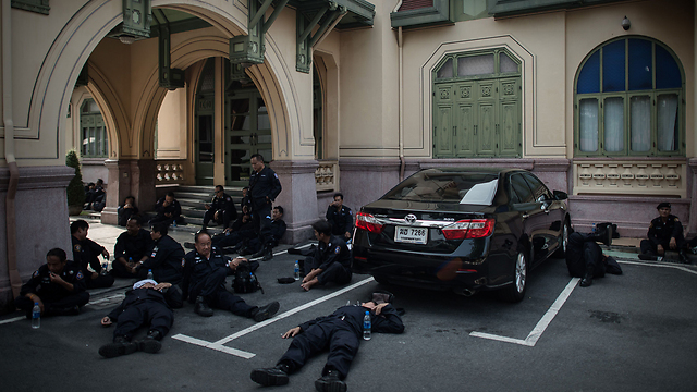 הפוגה של מנוחה. שוטרים במתחם הממשלה (צילום: AFP) (צילום: AFP)