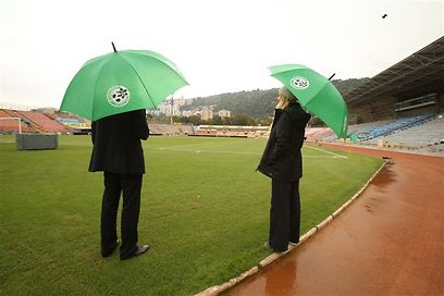 נציגי אופ"א בודקים את אצטדיון קריית אליעזר (צילום: אלעד גרשגורן) (צילום: אלעד גרשגורן)