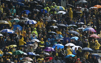 אוהדי מכבי ת"א עם מטריות ביציע (צילום: אורן אהרוני) (צילום: אורן אהרוני)