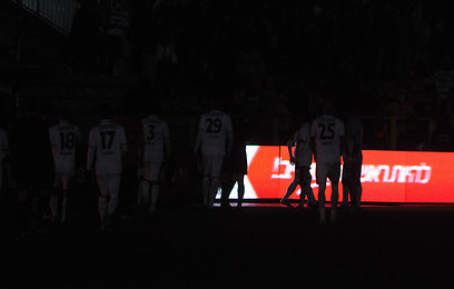שחקני מכבי חיפה מגששים את דרכם באפלה (צילום: ראובן כהן) (צילום: ראובן כהן)
