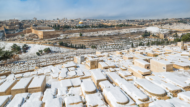 Jerusalem's Mount of Olives Cemetery on a snowy day. (Photo: Itay Bodel)