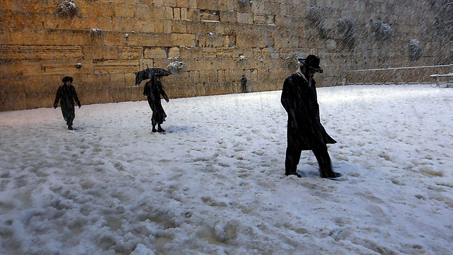 Western Wall worshippers in the snow (Photo: Reuters) (Photo: Reuters)