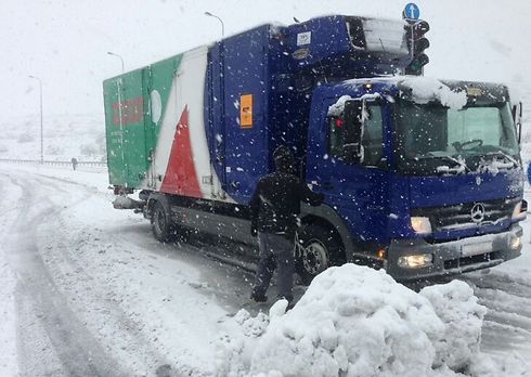 משאית של תנובה בשלג ()