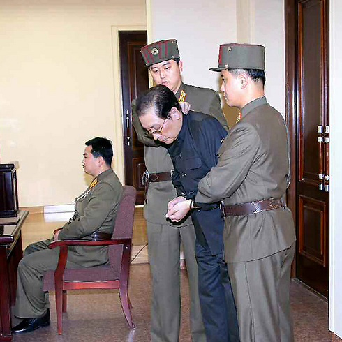 ג'אנג סונג תאק, דודו של קים, לפני הוצאתו להורג (צילום: AFP) (צילום: AFP)