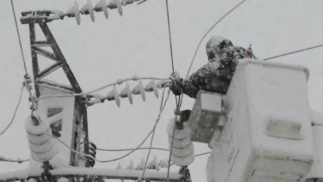 עובדי החברה מתקנים את נזקי הסופה (צילום: דוברות חברת החשמל ) (צילום: דוברות חברת החשמל )