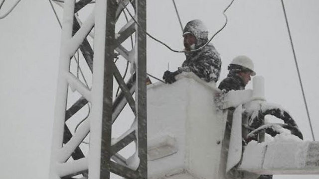 Technicians try to restore power (Photo: Israel Electric Corporation)