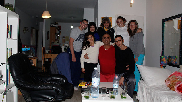 משפחת מסיקה ומשפחת בן מרדכי בתמונה משפחתית (צילום: עמרי מסיקה) (צילום: עמרי מסיקה)
