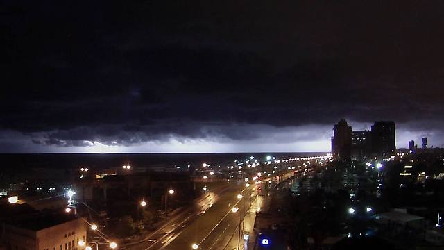 הסופה בשמי תל אביב (צילום: דונה נתנאל) (צילום: דונה נתנאל)