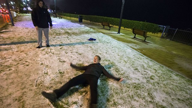 משתעשעים בברד בנתניה (צילום: AFP) (צילום: AFP)