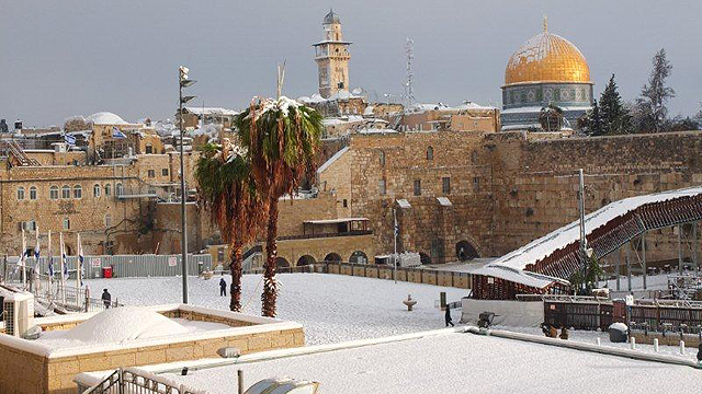 Western Wall covered in snow (Photo: Yair Sagi)