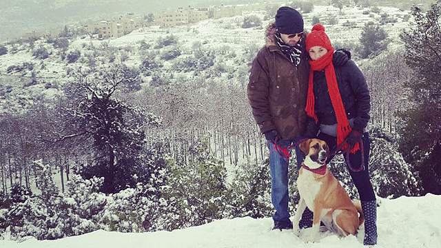 בחוץ, בקור. אליאור לוי עם אשתו דורי והכלבה כרמלה ()