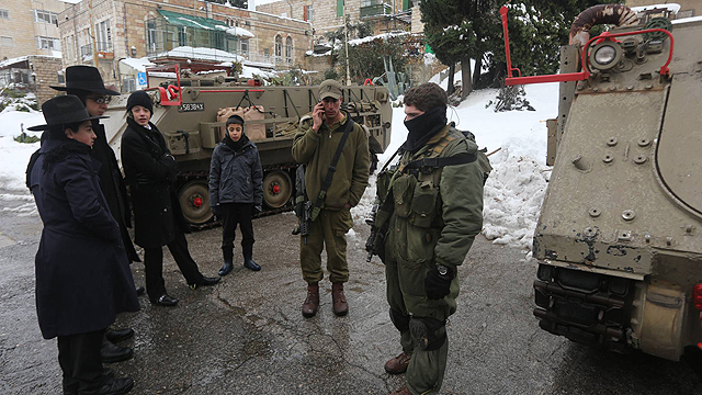 IDF personnel with Jerusalemites (Photo: Gil Yohanan)