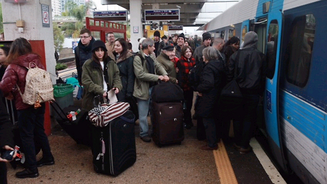 Train passangers leaving Jerusalem (Photo: Motti Kimchi)