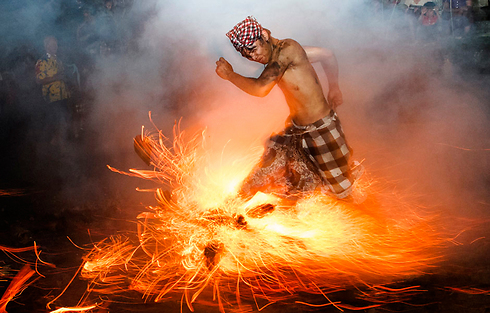תושב האי באלי רוקד בתוך אש במסגרת טקס דתי (צילום: רויטרס) (צילום: רויטרס)