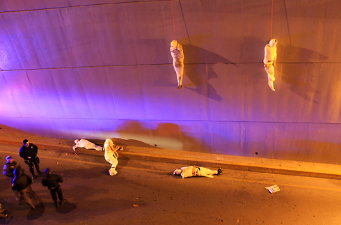 שתי גופות תלויות על חומה ושלוש שרועות על הקרקע בעיר סלטיו במכסיקו (צילום: רויטרס) (צילום: רויטרס)
