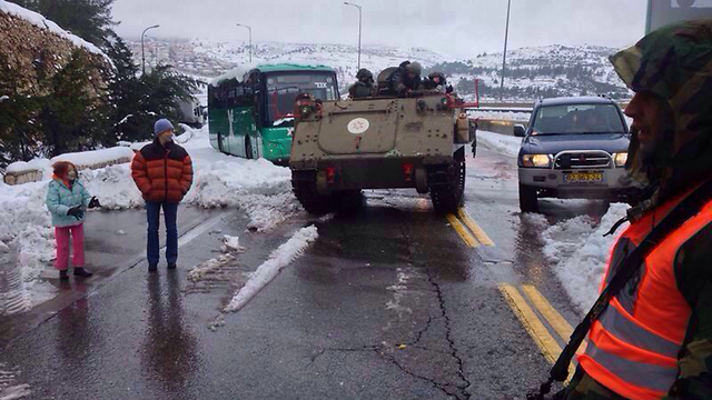 חיילים מפלסים את הדרך לירושלים ()