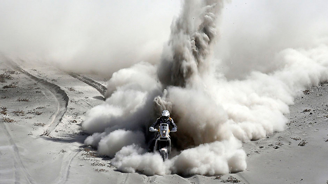 רוכב האופנוע ון ניאקרק מדרום אפריקה בקטע החמישי של התחרות ראלי דקר שנערך בין ארקיפה בפרו לאריקה בצ'ילה (צילום: רויטרס) (צילום: רויטרס)