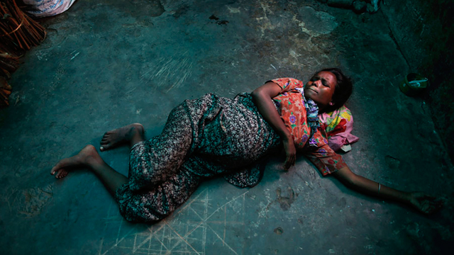 אישה הרה סובלת מכאבים במהלך צירים בעיר סיטווה שבמיאנמר (צילום: רויטרס) (צילום: רויטרס)