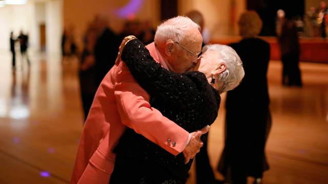 דונלד סמיתרמן, בן 98, נושק לרעייתו מרלן במהלך ריקוד בעיר סאן סיטי שבאריזונה (צילום: רויטרס) (צילום: רויטרס)