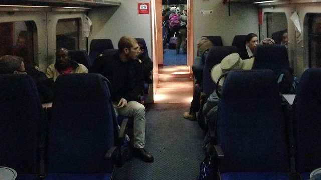 תקועים ברכבת מירושלים לתל אביב (צילום: יוגב סלונימסקי) (צילום: יוגב סלונימסקי)