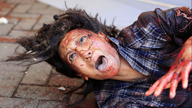 אישה פצועה זועקת לעזרה בעת שחמושים פתחו בירי בקניון "ווסטגייט" בניירובי (צילום: רויטרס) (צילום: רויטרס)