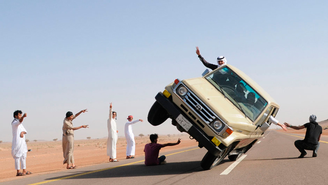 צעירים סעודים מפגינים את ביצועיהם בכביש בתרגיל שנקרא "גלישה צדדית" בעיר האיל (צילום: רויטרס) (צילום: רויטרס)