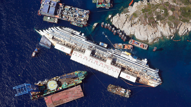 מבט אווירי על ספינת התענוגות "קוסטה קונקורדיה" שצפה בחלקה בסמוך לאי האיטלקי גיליו (צילום: רויטרס) (צילום: רויטרס)