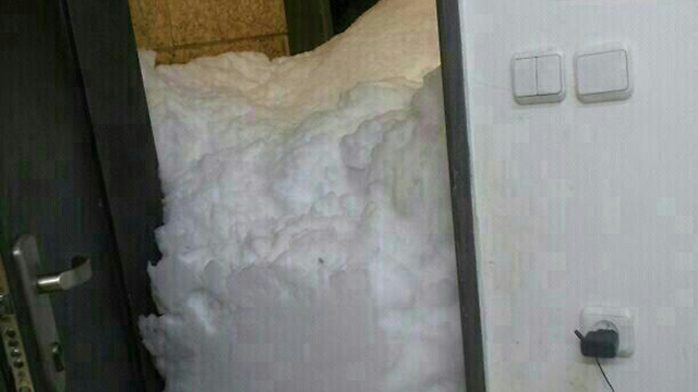 ברוך הבא שלג. כך זה נראה בבית בהר ברכה  ()