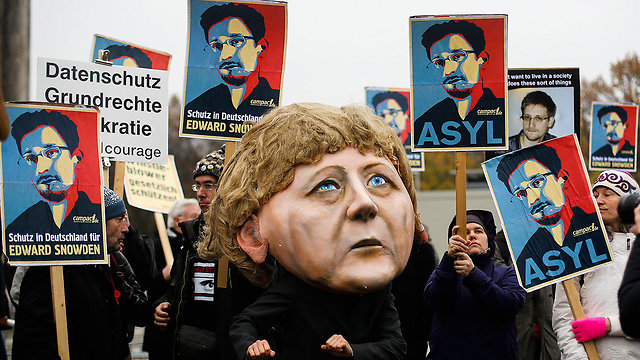 Demonstration in support of granting Snowden asylum in Germany (Photo: AP) (Photo: Reuters)