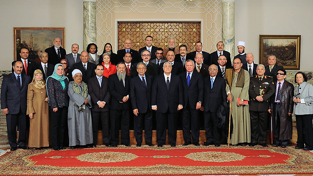 נשיא מצרים הזמני עדלי מנסור וחברי הוועדה שניסחה את החוקה החדשה (צילום: FP PHOTO / HO / EGYPTIAN PRESIDENCY) (צילום: FP PHOTO / HO / EGYPTIAN PRESIDENCY)