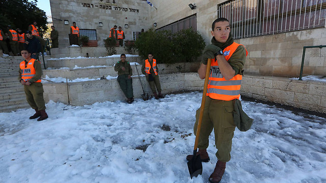 סכנת החלקה בירושלים (צילום: גיל יוחנן) (צילום: גיל יוחנן)