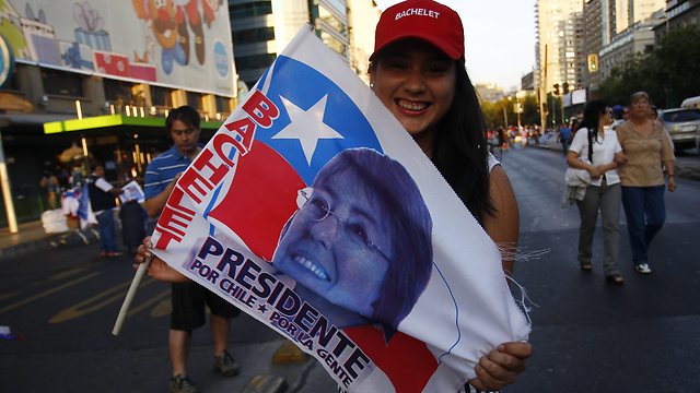 מעריצה של הנשיאה החדשה-ישנה בסנטיאגו (צילום: EPA) (צילום: EPA)