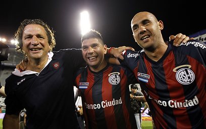 חואן אנטוניו פיצי (משמאל) נהנה מהאליפות הראשונה שלו כמאמן (צילום: רויטרס) (צילום: רויטרס)