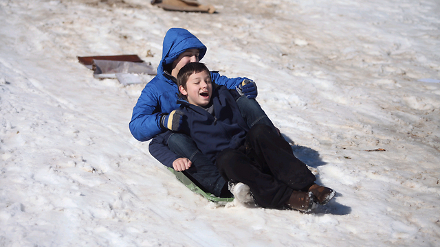 ילדים משחקים בשלג בירושלים. מחר חלקם ישובו ללימודים (צילום: אוהד צויגנברג) (צילום: אוהד צויגנברג)