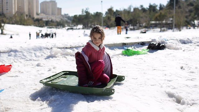 משחקים בשלג, בשנה שעברה בירושלים. אל תחששו לצאת קצת מהבית (צילום: אוהד צויגנברג) (צילום: אוהד צויגנברג)