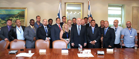 חברי הקבוצה לשנת 2012 עם ראש הממשלה נתניהו ()