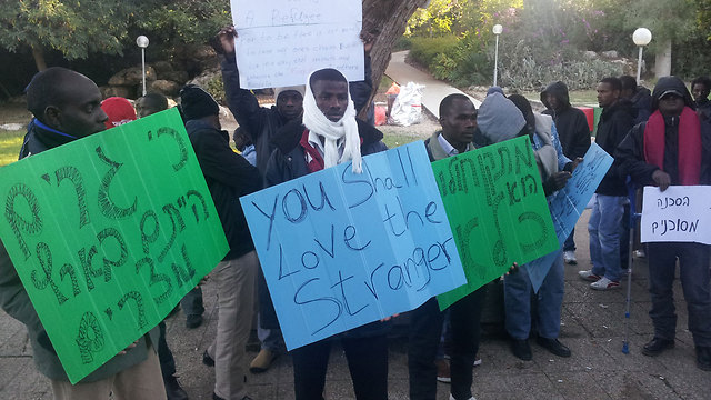 Protestors outside kibbutz club (Photo: Yariv Katz)