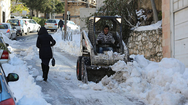 ממשיכים לפנות את השלג. ירושלים הבוקר (צילום: גיל יוחנן) (צילום: גיל יוחנן)